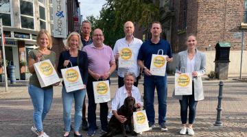 01_Heimat Shoppen_Bocholt_2022_v.l.n.r. Lisa Hebing, Stadtmarketing Bocholt; Maren Weitauer; Neutormanagement; Ludger Dieckhues, Stadtmarketing Bocholt; Dirk Schönicke, Juwelier Schönicke; Martin Biermann, Tabakwaren Fink; Mechtild Hoffs, ANNA. Das bin ich. & 1. Vorsitzende der Werbegemeinschaft; Lars Pieron, Intersport Pieron; Lena Majnaric, IHK NordWestfalen_Foto Stadtmarketing