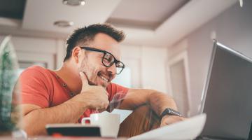 Wenn dezentral an verschiedenen Orten gearbeitet wird, muss anders kommuniziert werden – dabei kommt es vor allem auf die Führungskräfte an. (Foto: istock)