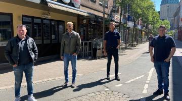 Öffnung der Ravardistraße für durchgehende Außengastronomie In Fortführung dessen geht es auch um eine Öffnung der Ravardistraße für außen- gastronomische Angebote und die daraus resultierende ganztägige Sperrung der Ravardistraße zwischen Wietholds Stiege und Brückenstraße, um direkt nach der möglichen Wiedereröffnung der gastronomischen Betriebe Aussengastronomie überhaupt möglich zu machen – mit entsprechendem Abstand der Tische und Stühle zueinander- und auch um Tagesgastronomie zu fördern / zu entwicke