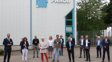  Sieben Kandidatinnen und Kandidaten für das Amt des neuen Bocholter Bürgermeisters kamen bei der PIERON GmbH zum Dialog mit Unternehmern zusammen, den der Unternehmerverband organisiert hatte. (Foto: Unternehmerverband)