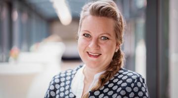 Jennifer Middelkamp von der Regionalgeschäftsführung des Unternehmerverbandes in den Kreisen Borken und Kleve lädt die Politik zum Dialog mit der Wirtschaft ein. Alle Kandidaten bzw. Fraktionen können ein Statement zu ihren wirtschaftspolitischen Zukunftskonzepten abgeben. (Foto: Unternehmerverband)