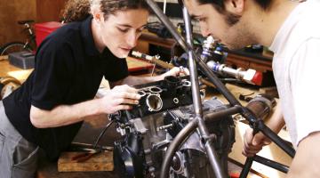 Nicht nur Azubis gewinnen, sondern die gefundenen Nachwuchskräfte halten, ist eine wichtige Aufgabe für Unternehmen. Ein Seminar des Unternehmerverbandes, das sich an Ausbilder, Ausbildungsbeauftragte und Personaler richtet, vermittelt das Rüstzeug für die Führungsrolle gegenüber Berufsanfängern. (Foto: iStock)