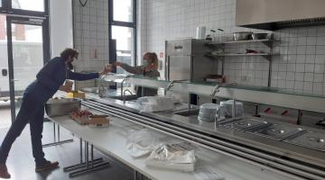 Essensausgabe Mensa Benölkenplatz (Copyright: Jusina e.V.)