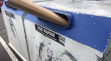 Sperriger Pappkarton verstopft Papiercontainer (Copyright: Stadt Bocholt)
