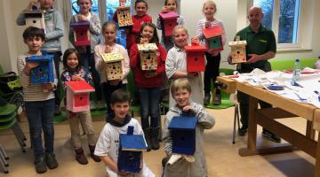 Junge Uni Nistkästen