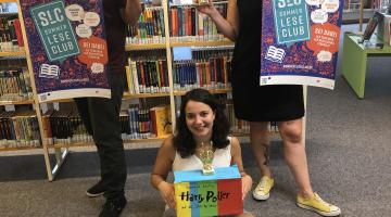 Katharina Freese, Martin Wintermeier und Claudia Alders vom Team der Kinder- und Jugendbibliothek freuen sich mit allen kleinen Gewinnern beim Endspurt des Sommerleseclubs. (Copyright: Stadtbibliothek Bocholt)