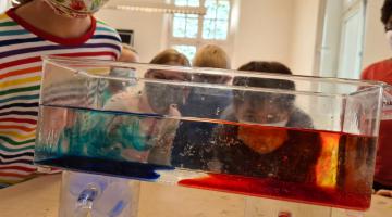 JUNGE UNI SummerSchool experimentiert mit Wasser