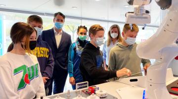 Milena Reinhardt, Jaden Wyss und Lukas Keil (im Vordergrund von links) transportierten mit Roboter „Panda“ Zahnräder an die richtige Stelle. Nach dem Besuch des InfoTrucks erkundeten sie die Firmenhallen der Pieron GmbH, geführt von (im Hintergrund von links) Azubi Torben Wilting, Chef Sven Pieron und Ausbildungsleiterin Jennifer Steffens. Diese Berufsorientierung der besonderen Art hatte 2   der Unternehmerverband organisiert; rechts hinten im Bild: Jennifer Middelkamp von der Regionalgeschäftsführung. (Fo