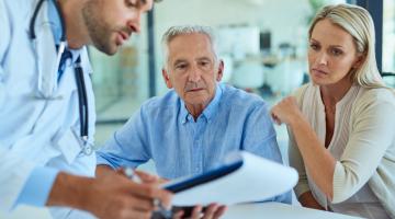 Bild: Senior Arzt Gesundheit (Copyright: Symbolbild: shutterstock (PeopleImages.com - Yuri A.))