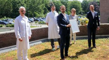 Foto: Prof. Dr. Jaminet (Mitte vorne) nimmt die Gratulation der Kranken- hausbetriebsleitung zur erhaltenen außerplanmäßigen Professur entgegen: (von links) Ärztlicher Direktor Dr. Markus Bourry, Stellv. Ärztlicher Direktor Dr. Fabian Hottelet, Pflegedirektorin Elisabeth Rößmann und Geschäfts- führer Dr. Björn Büttner.