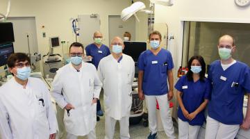 Foto: PD Dr. Marcus Wieczorek (2.v.l.) und sein Team im Links- herzkatheterlabor in Bocholt. Hier wird das neue Verfahren durchgeführt.