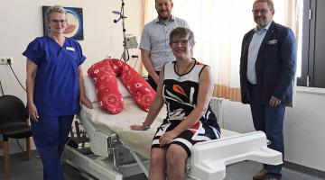 Pressefoto: Leitende Hebamme Hildegard Stroick-Wesseling, Oberärztin Margo te Woerd - van Dooren, Technischer Leiter Maik Vering und Geschäftsführer Herbert Mäteling (v.l.n.r.) freuen sich über den Projektfortschritt. Das vorhandene Inventar aus den jetzigen Kreißsäalen wird am 01.07. sukzessive überführt. Aufgrund der doppelten Teambesetzung zu diesem Tag, ist die Behandlungsqualität für die Patientinnen zu jeder Zeit während des Umzugs voll gewährleistet. Der Storchenabend im St. Agnes als Information