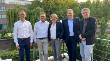 Die Personen, von links nach rechts: Dr. Ludger Wiemer, Manfred Rickert (1. Vorsitzender), Kirsten Bußmann (Schatzmeisterin), Bernd Kleine-Rüschkamp (2. Vorsitzender), Dr. Benedikt Matenaer