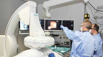 Die neue Röntgenanlage ermöglicht beispielsweise eine noch genauere ERCP (Endoskopisch Retrograde Cholangiopankreati- kographie) des Patienten. Damit ist der behandelnde Arzt in der Lage, Veränderungen der Gallenblase, der Gallengänge und des Bauchspeicheldrüsenganges zu erkennen, ohne dass dazu eine offene Operation nötig ist.