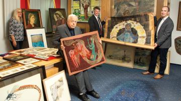 (auf dem Bild von Links: Martina Tefert, Georg Ketteler und Klaus Landsmann vom Euregio Kunstkreis und Kai Enck von der Stiftung der Stadtsparkasse Bocholt)