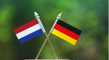 Bild: Deutsch-niederländische Flagge Niederlande (Copyright: shutterstock (Aritra Deb))