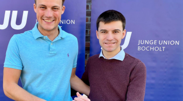 Foto (Christian Stevens (links) gratuliert Lukas Behrendt (rechts) zur Wiederwahl)