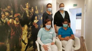 Foto: Catja Eiting (unten links), Stephanie Schute, Dr. med. Bianca Winkelmann (oben links) und Lana Flaswinkel führen die Auffrischungsimpfung in ihren Praxis-Räumlichkeiten durch.