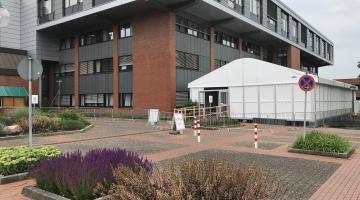Ab kommenden Montag, dem 22.06.2020, wird das Zelt zur Patienten- und Besucherregistrierung ausgeräumt und sukzessive abgebaut. Die aktuellen Regelungen und Strukturen im Umgang mit dem Coronavirus behalten davon unberührt ihre Gültigkeit.