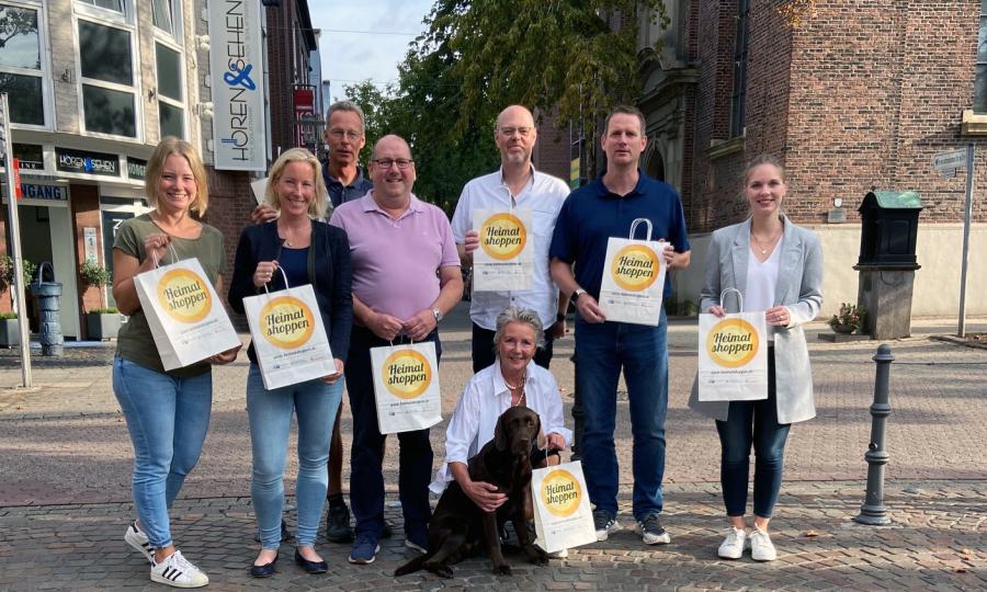 01_Heimat Shoppen_Bocholt_2022_v.l.n.r. Lisa Hebing, Stadtmarketing Bocholt; Maren Weitauer; Neutormanagement; Ludger Dieckhues, Stadtmarketing Bocholt; Dirk Schönicke, Juwelier Schönicke; Martin Biermann, Tabakwaren Fink; Mechtild Hoffs, ANNA. Das bin ich. & 1. Vorsitzende der Werbegemeinschaft; Lars Pieron, Intersport Pieron; Lena Majnaric, IHK NordWestfalen_Foto Stadtmarketing
