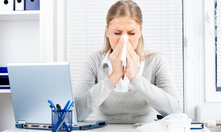 Läuft die Nase und kratzt es im Hals, gibt es für Arbeitnehmer, die sich krankmelden müssen, einiges zu beachten. (Foto: iStock)