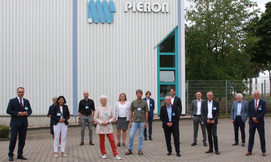 Sieben Kandidatinnen und Kandidaten für das Amt des neuen Bocholter Bürgermeisters kamen bei der PIERON GmbH zum Dialog mit Unternehmern zusammen, den der Unternehmerverband organisiert hatte. (Foto: Unternehmerverband) Sieben Kandidatinnen und Kandidaten für das Amt des neuen Bocholter Bürgermeisters kamen bei der PIERON GmbH zum Dialog mit Unternehmern zusammen, den der Unternehmerverband organisiert hatte. (Foto: Unternehmerverband)