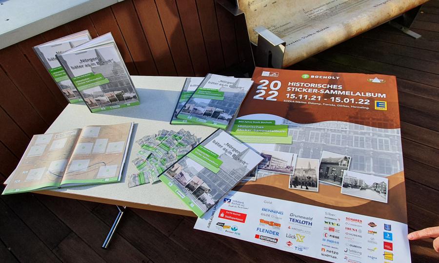 20211110_Bocholt800_Historisches Sticker-Sammelalbum und Stickertüten Foto: Stadtmarketing