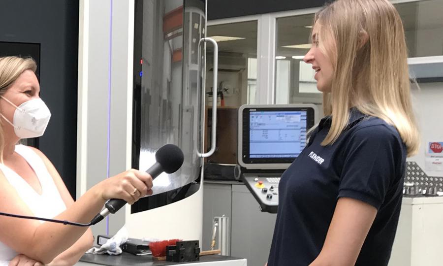 Ilka Aholt (rechts) nahm 2015 am Dualen Orientierungspraktikum teil. Inzwischen ist sie dual Studierende bei der Flender GmbH in Bocholt: Sie studiert „Bachelor of Engineering in Mechatronik“ und absolviert parallel eine Ausbildung zur Technischen Produktdesignerin. Für ein Video auf der neuen Internetseitewww.dop4u.de interviewte sie Jennifer Middelkamp vom Unternehmerverband, die das Praktikum rund um Bocholt organisiert. (Foto: Flender) Ilka Aholt (rechts) nahm 2015 am Dualen Orientierungspraktikum teil. Inzwischen ist sie dual Studierende bei der Flender GmbH in Bocholt: Sie studiert „Bachelor of Engineering in Mechatronik“ und absolviert parallel eine Ausbildung zur Technischen Produktdesignerin. Für ein Video auf der neuen Internetseitewww.dop4u.de interviewte sie Jennifer Middelkamp vom Unternehmerverband, die das Praktikum rund um Bocholt organisiert. (Foto: Flender)