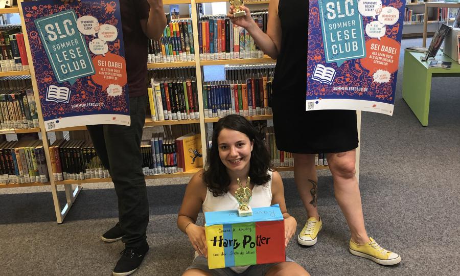 Katharina Freese, Martin Wintermeier und Claudia Alders vom Team der Kinder- und Jugendbibliothek freuen sich mit allen kleinen Gewinnern beim Endspurt des Sommerleseclubs. (Copyright: Stadtbibliothek Bocholt)