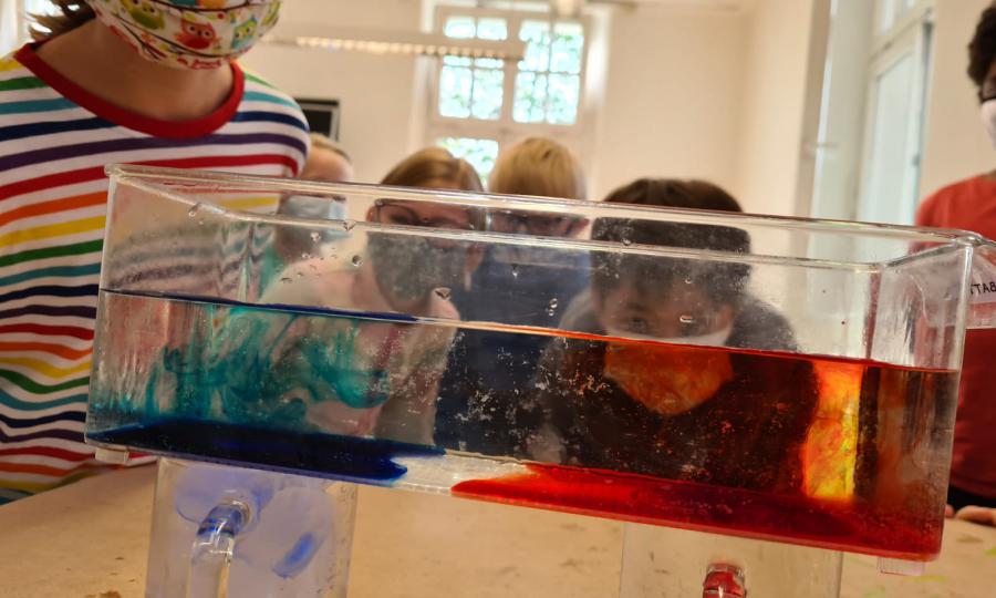 JUNGE UNI SummerSchool experimentiert mit Wasser