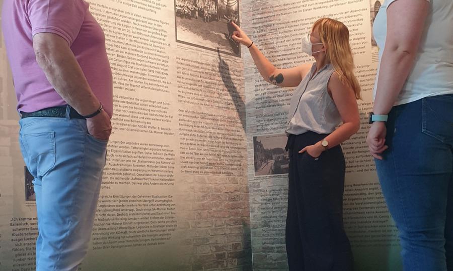 Führung durch die Ausstellung "Menschen leben im Bocholter Stadtwaldlager" (Copyright: Stadtmuseum) Führung durch die Ausstellung "Menschen leben im Bocholter Stadtwaldlager" (Copyright: Stadtmuseum)
