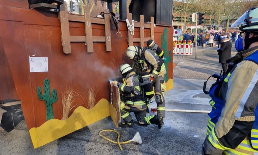 Feuerwehr löscht Entstehungsbrand an Karnevalswagen
