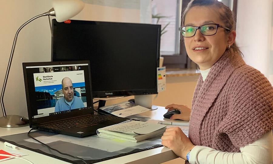 Ende letzten Jahres entwickelten Prof. Dr. Franz-Josef Peitzmann und Irina Schäfer (r.) an der Hochschulabteilung Bocholt einen Leitfaden zur vorausschauenden Wartung. Diesen Leitfaden in die betriebliche Praxis umzusetzen lernte unter der Leitung von Prof. Dr. Christian Heßing (l.) zum Ende des Wintersemesters bereits die erste Generation von Studierenden des Wirtschaftsingenieurwesens in Bocholt. Wegen Corona online. Foto: WH, Nutzung honorarfrei im Zusammenhang mit Westfälischer Hochschule Ende letzten Jahres entwickelten Prof. Dr. Franz-Josef Peitzmann und Irina Schäfer (r.) an der Hochschulabteilung Bocholt einen Leitfaden zur vorausschauenden Wartung. Diesen Leitfaden in die betriebliche Praxis umzusetzen lernte unter der Leitung von Prof. Dr. Christian Heßing (l.) zum Ende des Wintersemesters bereits die erste Generation von Studierenden des Wirtschaftsingenieurwesens in Bocholt. Wegen Corona online. Foto: WH, Nutzung honorarfrei im Zusammenhang mit Westfälischer Hochschule