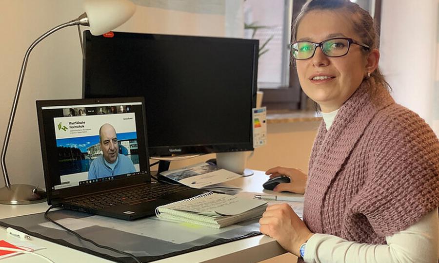 Ende letzten Jahres entwickelten Prof. Dr. Franz-Josef Peitzmann und Irina Schäfer (r.) an der Hochschulabteilung Bocholt einen Leitfaden zur vorausschauenden Wartung. Diesen Leitfaden in die betriebliche Praxis umzusetzen lernte unter der Leitung von Prof. Dr. Christian Heßing (l.) zum Ende des Wintersemesters bereits die erste Generation von Studierenden des Wirtschaftsingenieurwesens in Bocholt. Wegen Corona online. Foto: WH, Nutzung honorarfrei im Zusammenhang mit Westfälischer Hochschule