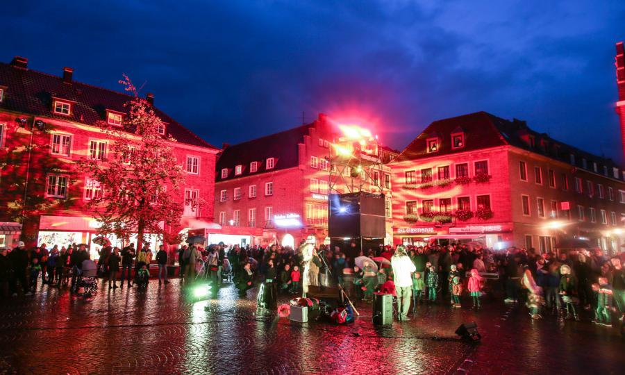 die Illumination öffentlicher Gebäude in Bocholt zum all- jährlichen Lichtersonntag im November.