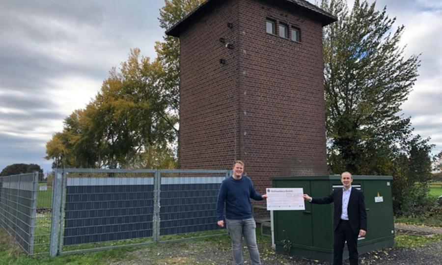 (auf dem Foto von links: Lasse Vehoff vom Verein Turmstationen Kreis Borken – Coesfeld e.V. und Kai Enck von der Stiftung der Stadtsparkasse Bocholt)