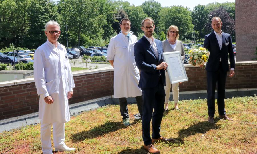 Foto: Prof. Dr. Jaminet (Mitte vorne) nimmt die Gratulation der Kranken- hausbetriebsleitung zur erhaltenen außerplanmäßigen Professur entgegen: (von links) Ärztlicher Direktor Dr. Markus Bourry, Stellv. Ärztlicher Direktor Dr. Fabian Hottelet, Pflegedirektorin Elisabeth Rößmann und Geschäfts- führer Dr. Björn Büttner.