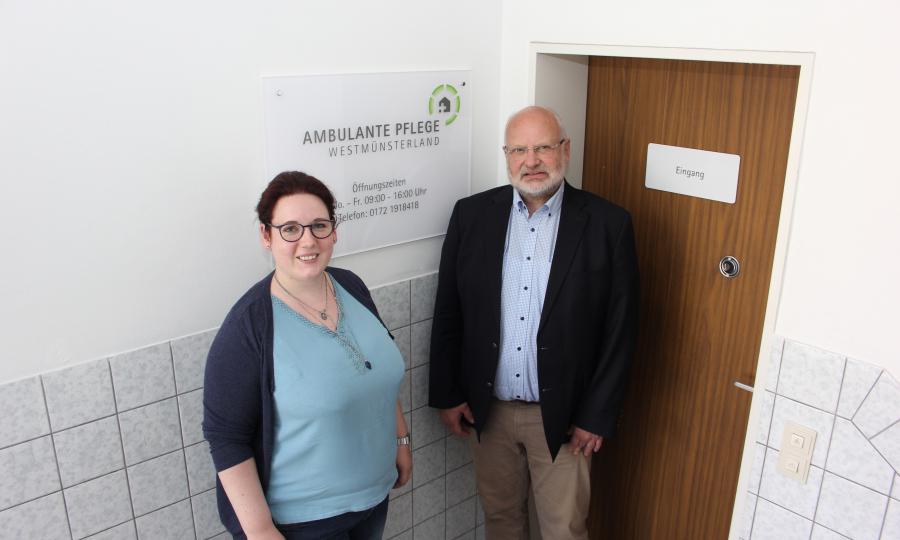 Foto: Leiterin Marieke Venhoven und Fachbereichsleiter des „Pflegenetz Westmünsterland“ Michael Brinkmöller freuen sich über die Eröffnung des neuen Pflegeberatungsangebotes. Der APW ist Teil des „Pflegenetz Westmünsterland“. Das Netz bündelt flächendeckend Seniorenzentren, Tagespflegen, ambulante Pflegedienste sowie unterstützende Dienste im ganzen West- münsterland. Ebenso gehört es zum Klinikum Westmünsterland, sodass eine enge Anbindung an die Krankenhäuser in Ahaus, Bocholt, Borken, Rhede, Stadtlohn un