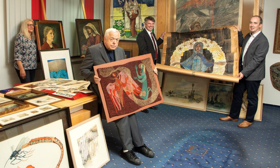 (auf dem Bild von Links: Martina Tefert, Georg Ketteler und Klaus Landsmann vom Euregio Kunstkreis und Kai Enck von der Stiftung der Stadtsparkasse Bocholt)