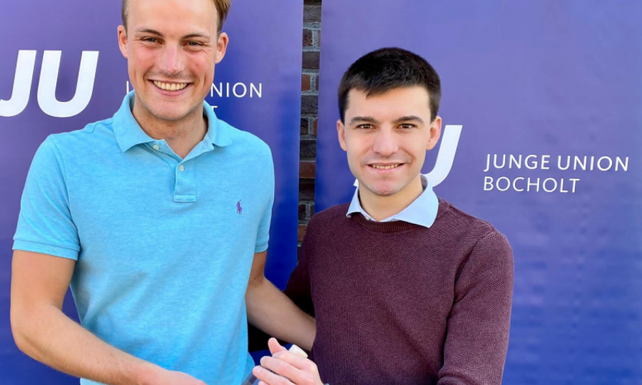 Foto (Christian Stevens (links) gratuliert Lukas Behrendt (rechts) zur Wiederwahl)