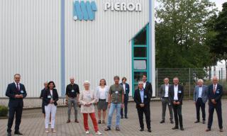  Sieben Kandidatinnen und Kandidaten für das Amt des neuen Bocholter Bürgermeisters kamen bei der PIERON GmbH zum Dialog mit Unternehmern zusammen, den der Unternehmerverband organisiert hatte. (Foto: Unternehmerverband)