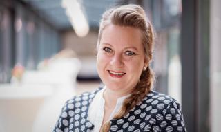 Jennifer Middelkamp von der Regionalgeschäftsführung des Unternehmerverbandes in den Kreisen Borken und Kleve lädt die Politik zum Dialog mit der Wirtschaft ein. Alle Kandidaten bzw. Fraktionen können ein Statement zu ihren wirtschaftspolitischen Zukunftskonzepten abgeben. (Foto: Unternehmerverband)