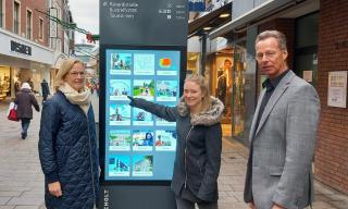 vor der Stele in der Neustraße v.r.n.l.: Ludger Dieckhues, Lisa Hebing, Astrid Lukas, alle Stadtmarketing Bocholt