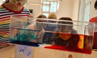 JUNGE UNI SummerSchool experimentiert mit Wasser