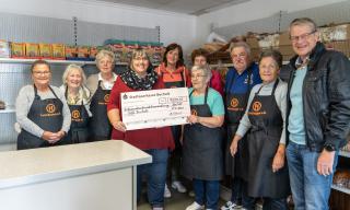 Das Team der Bocholter Tafel freut sich über die Spende des Entsorgungs- und Servicebetriebs (Copyright: Stadt Bocholt)