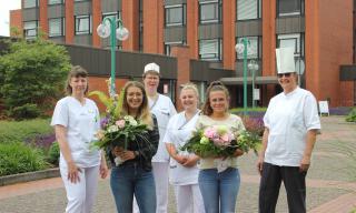 Pressefoto: Freuen sich über ihre bestandene Ausbildung Lisa-Marie Kemper (vorne links) und Rina Thaqi (vorne rechts) gemeinsam mit ihren Ausbilderinnen Petra Uppenkamp (l.), Maria Loskamp (3.v.l.) und Vanessa Schaumlöffel (4.v.l.) sowie Küchenleitung Karin Weigel (r.).