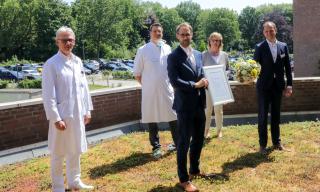 Foto: Prof. Dr. Jaminet (Mitte vorne) nimmt die Gratulation der Kranken- hausbetriebsleitung zur erhaltenen außerplanmäßigen Professur entgegen: (von links) Ärztlicher Direktor Dr. Markus Bourry, Stellv. Ärztlicher Direktor Dr. Fabian Hottelet, Pflegedirektorin Elisabeth Rößmann und Geschäfts- führer Dr. Björn Büttner.