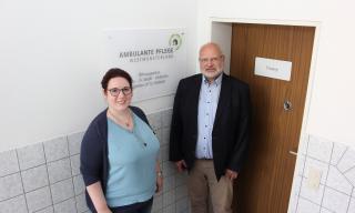 Foto: Leiterin Marieke Venhoven und Fachbereichsleiter des „Pflegenetz Westmünsterland“ Michael Brinkmöller freuen sich über die Eröffnung des neuen Pflegeberatungsangebotes. Der APW ist Teil des „Pflegenetz Westmünsterland“. Das Netz bündelt flächendeckend Seniorenzentren, Tagespflegen, ambulante Pflegedienste sowie unterstützende Dienste im ganzen West- münsterland. Ebenso gehört es zum Klinikum Westmünsterland, sodass eine enge Anbindung an die Krankenhäuser in Ahaus, Bocholt, Borken, Rhede, Stadtlohn un