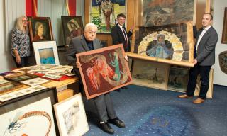 (auf dem Bild von Links: Martina Tefert, Georg Ketteler und Klaus Landsmann vom Euregio Kunstkreis und Kai Enck von der Stiftung der Stadtsparkasse Bocholt)