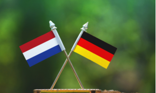 Bild: Deutsch-niederländische Flagge Niederlande (Copyright: shutterstock (Aritra Deb))